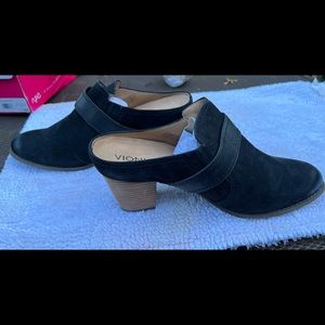 Vionic suede with smooth leather strap with adjustable elastic:heeled mule.